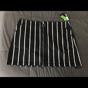 NWT. Volcom Black & white striped skirt XL
